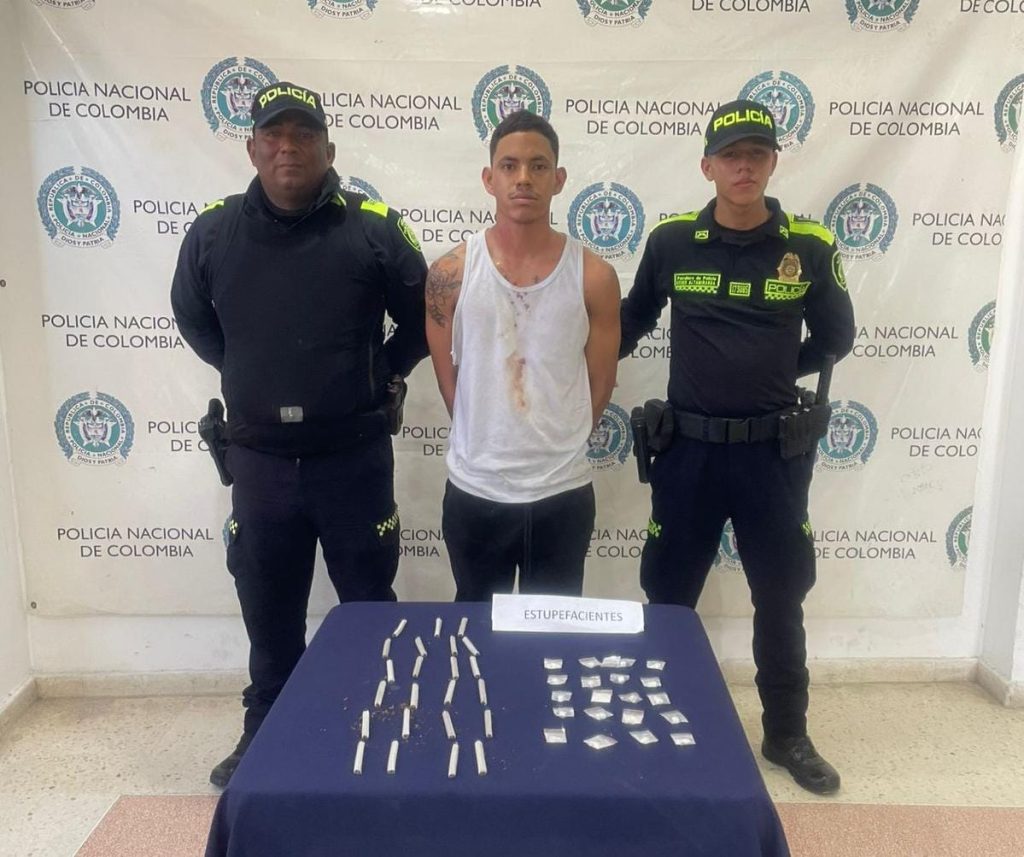 ¡Le cayó la ley con el "combo completo"! Capturan a joven con coca y marihuana en el Centro de Barranquilla 1 WhatsApp Image 2025 09 22 at 9.15.28 PM