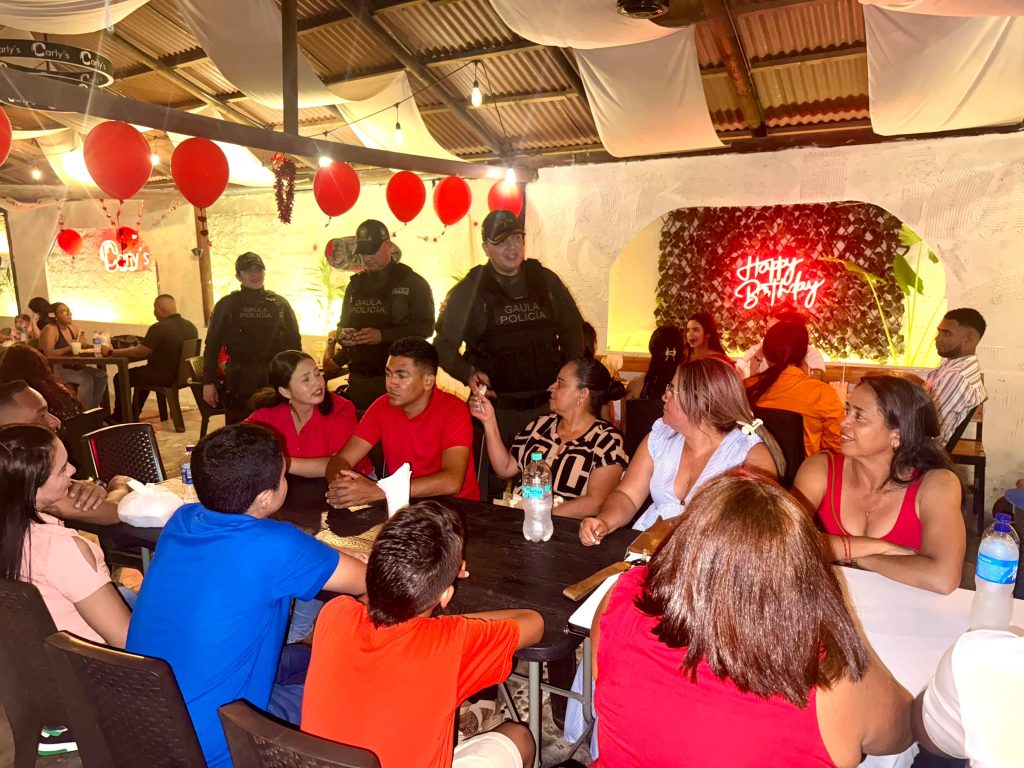 Policía Nacional celebró el Día del Amor y la Amistad junto a la comunidad en Bolívar 6 dbaf0e51 d9cd 40de 930c c35ea2073503