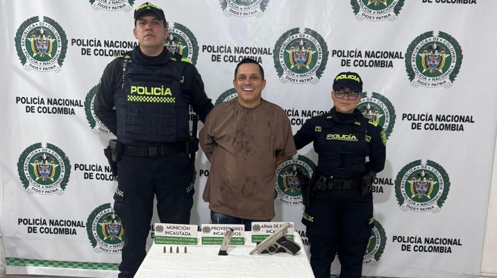 Policía lo captura por "pegón risueño", agredía a su mujer con el arma de fuego en conjunto residencial 1 ef4e017b 830a 46c5 8c0d 6b1021a032e4 100