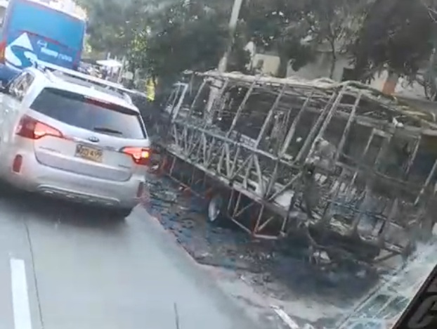 Una mañana de terror: bus se incineró en plena vía del norte de Barranquilla 2 ef4e017b 830a 46c5 8c0d 6b1021a032e4 72