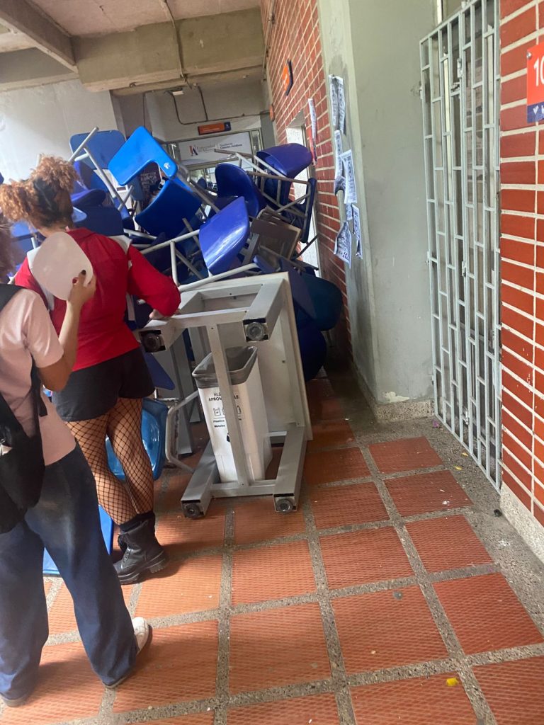 VIDEOS: Disturbios en la Universidad del Atlántico por elección de Leyton Barrios como rector 3 012ef3d9 8a2b 451a bd94 e6591e608d8e