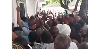 Caos y desorganización marcan la jornada de votación en el Centro de Eventos de Juan de Acosta