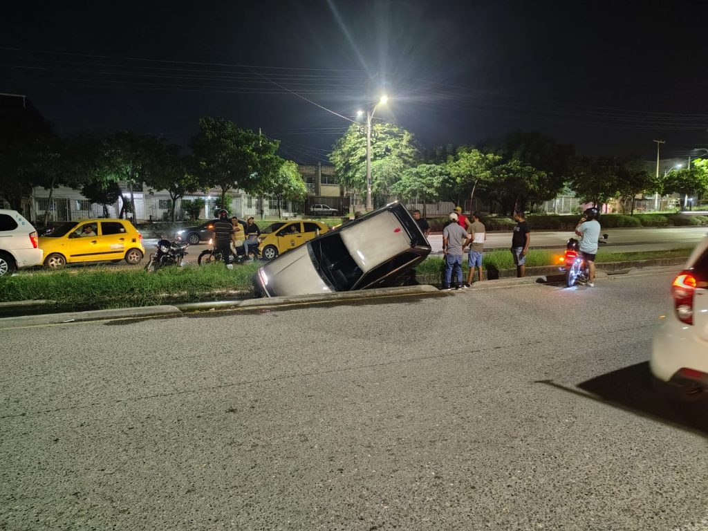 Conductor perdió el control y cayó en una cuneta detrás del estadio Metropolitano 1 31665bb6 2622 4c83 908e 2e6bf3968aa0