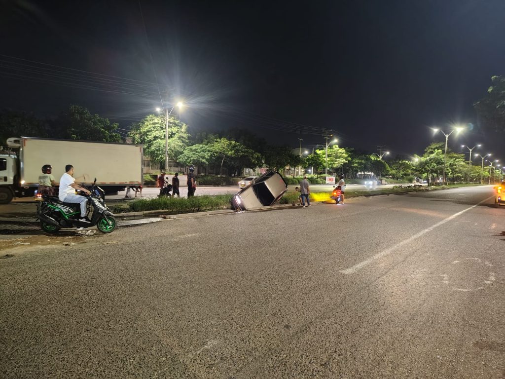 Conductor perdió el control y cayó en una cuneta detrás del estadio Metropolitano 2 34234afc 3814 48f8 84b7 48d4a6ba795d