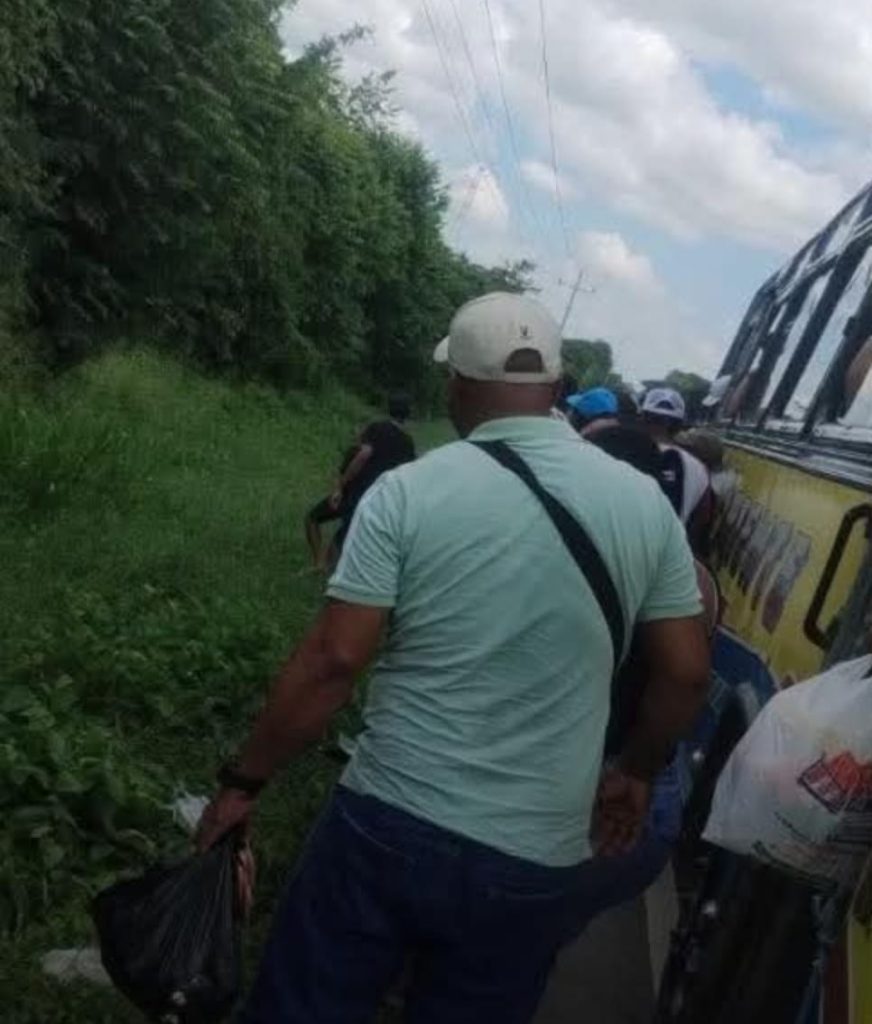 Se le fue el motor… ¡y casi el alma! Bus intermunicipal quedó “en neutro” a la salida de Sabanalarga 1 4015b938 4282 4a9e afbc d092594942e2