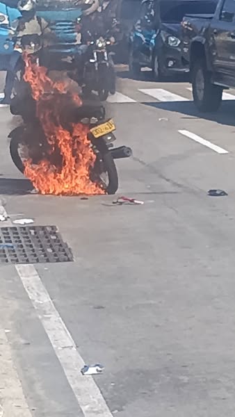Ciudadanos prenden fuego a moto de presunto delincuente tras intento de atraco en Barranquilla 2 557746384 1120065350319469 1764965890693740607 n