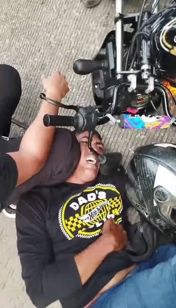 Ciudadanos prenden fuego a moto de presunto delincuente tras intento de atraco en Barranquilla 1 558703730 1120065240319480 8739438248500374812 n