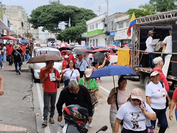 Maestros y centrales obreras marcharon exigiendo la implementación del nuevo modelo de salud del magisterio 6 571321290 1456952163103819 5695021186829514640 n