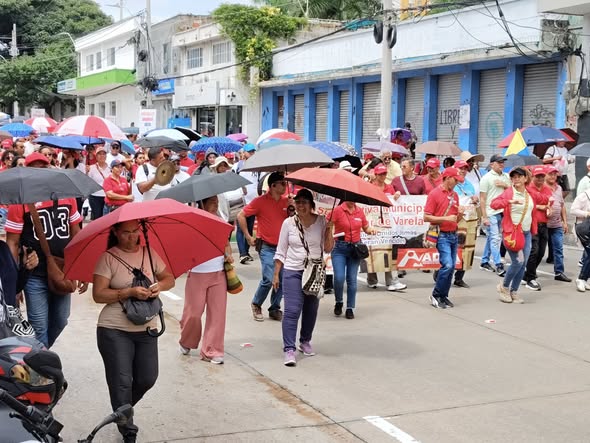 Maestros y centrales obreras marcharon exigiendo la implementación del nuevo modelo de salud del magisterio 1 571346966 1456952206437148 3061643877860877167 n