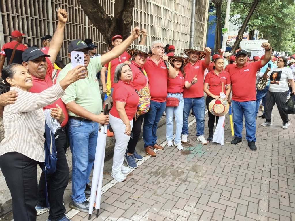 Maestros y centrales obreras marcharon exigiendo la implementación del nuevo modelo de salud del magisterio 3 573616047 1456952493103786 7732323840438506531 n