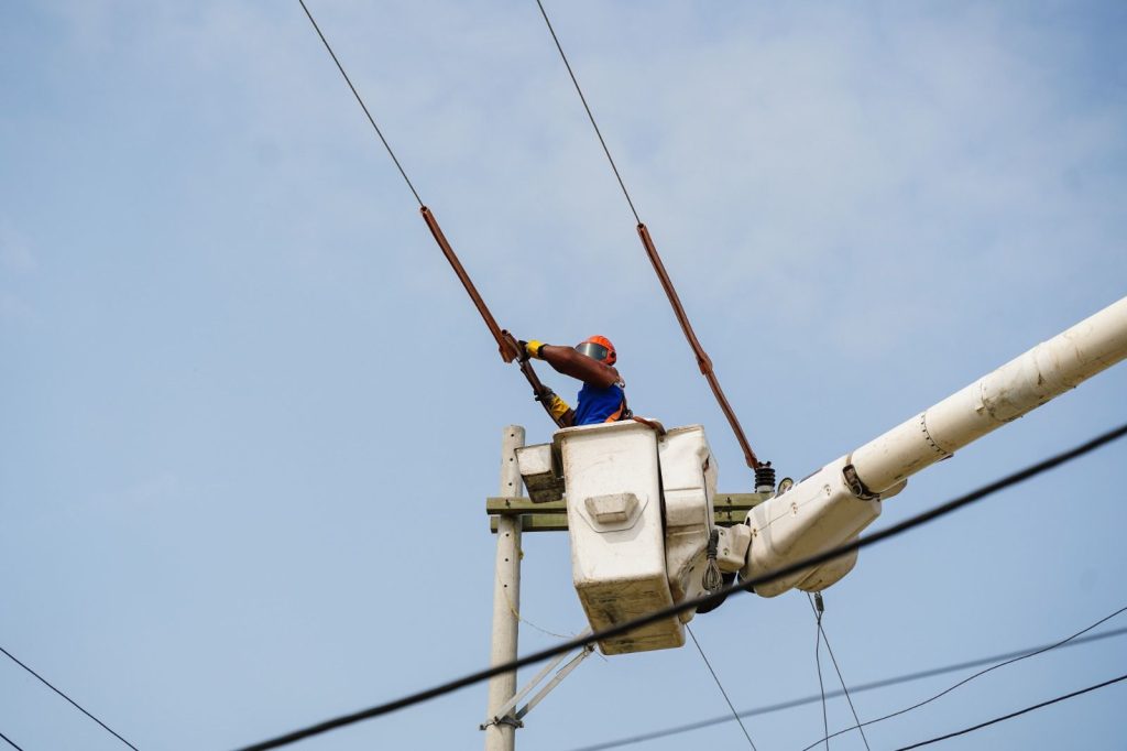 Air-e cambiará red eléctrica en el barrio Pumarejo y hará mantenimientos en varios municipios del Atlántico 2 5c2888ac e2a4 4527 8948 7be0db5a7e95