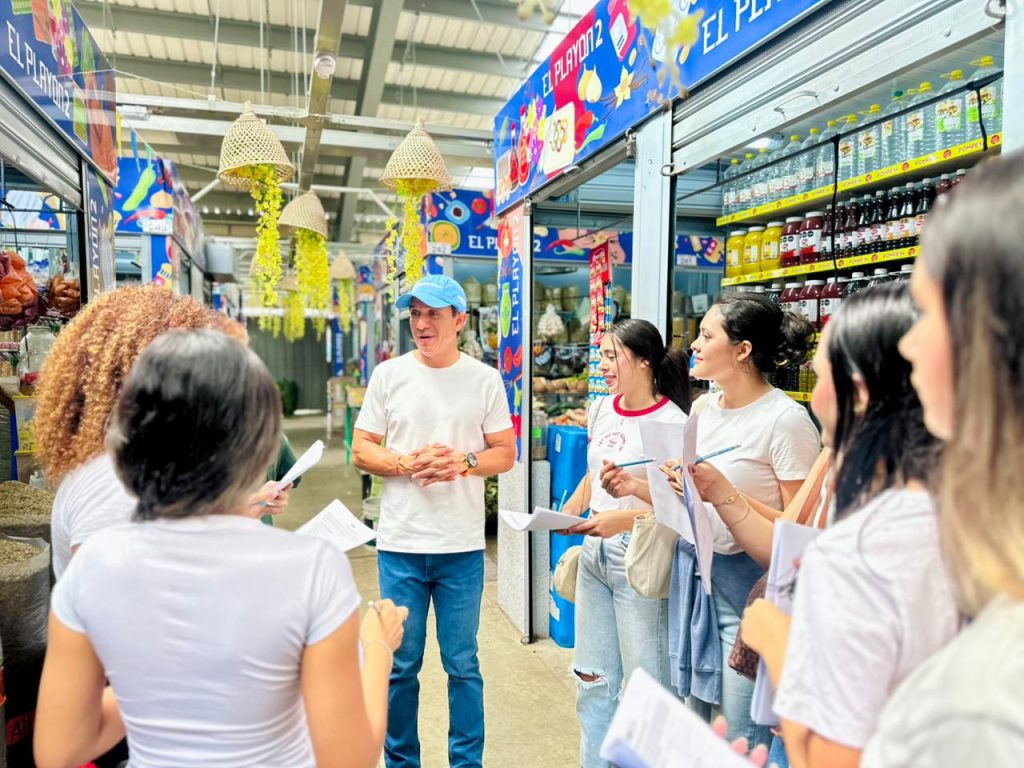 Distrito acompaña a comerciantes de El Playón con estrategias para fortalecer sus unidades productivas 1 Acompanamiento El Playon 2
