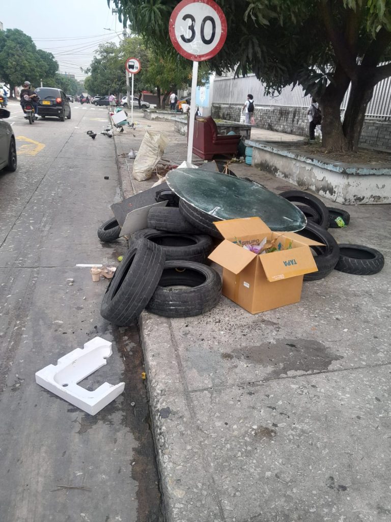 Estudiantes y docentes denuncian basurero frente a la I.E.D. Olaya en Barranquilla 1 Basura 2