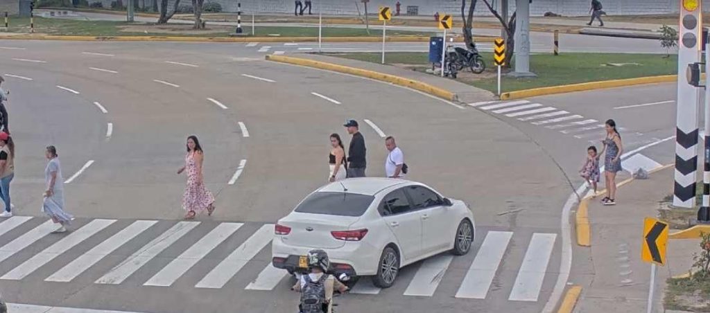 ¡Casi arma el caos en la Ventana al Mundo! Conductor se voló el semáforo y por poco atropella a madre e hija 2 Carro 0 1