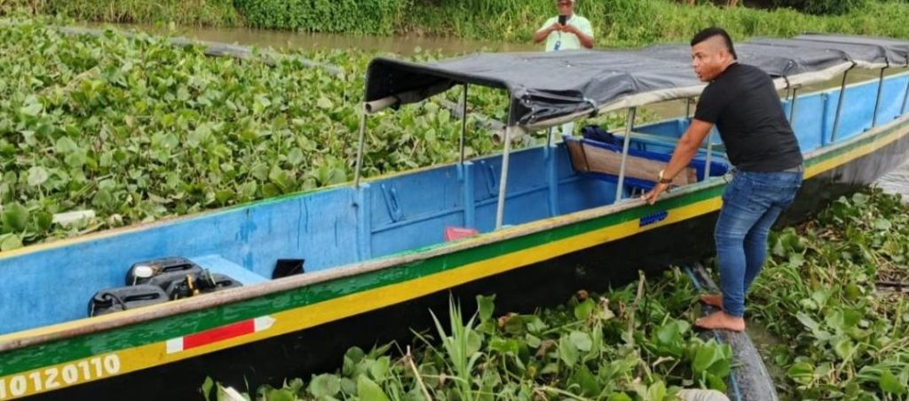 Embarcacion varada esta tarde en el acceso a Nueva Venecia 0