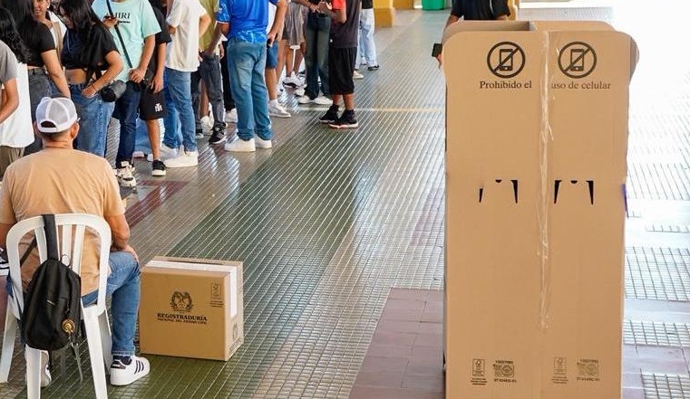 Fila para ejercer el derecho al voto en La Salle 0