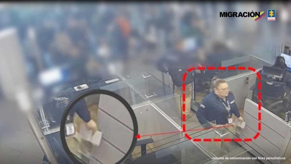 Condenan a cuatro años de prisión a exfuncionaria de Migración Colombia por pedir dinero a viajeros en El Dorado 3 Funcionaria de Migracion