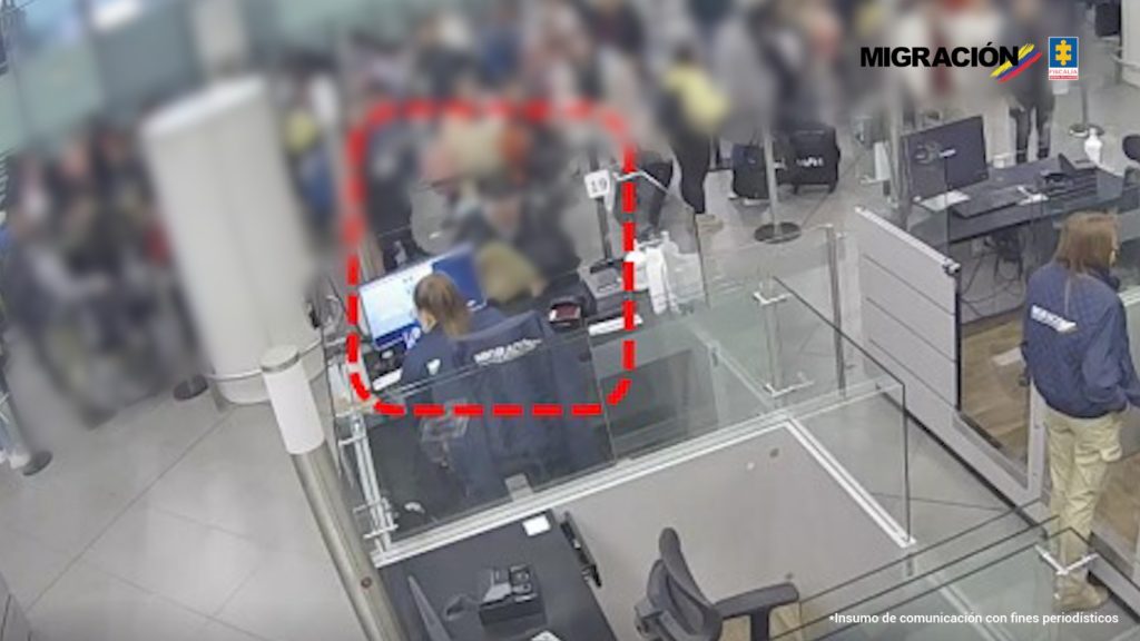 Condenan a cuatro años de prisión a exfuncionaria de Migración Colombia por pedir dinero a viajeros en El Dorado 1 Funcionaria de Migracion 4