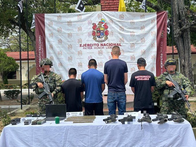 Bajo presión militar, cuatro integrantes de la red de ‘Mordisco’ se someten a la justicia en Íquira (Huila) 1 G2g lnGXMAAdsvR