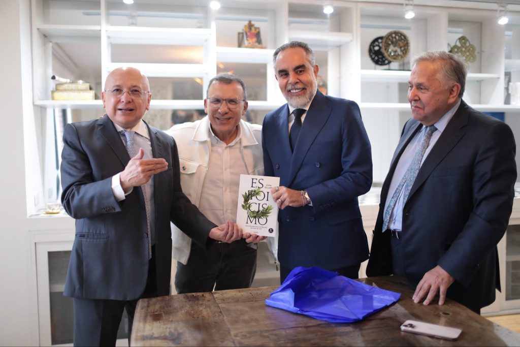 Montealegre y Benedetti sellan la paz con un café y un libro: “Él es un estoico” 2 G2rToJ7WwAANxjG
