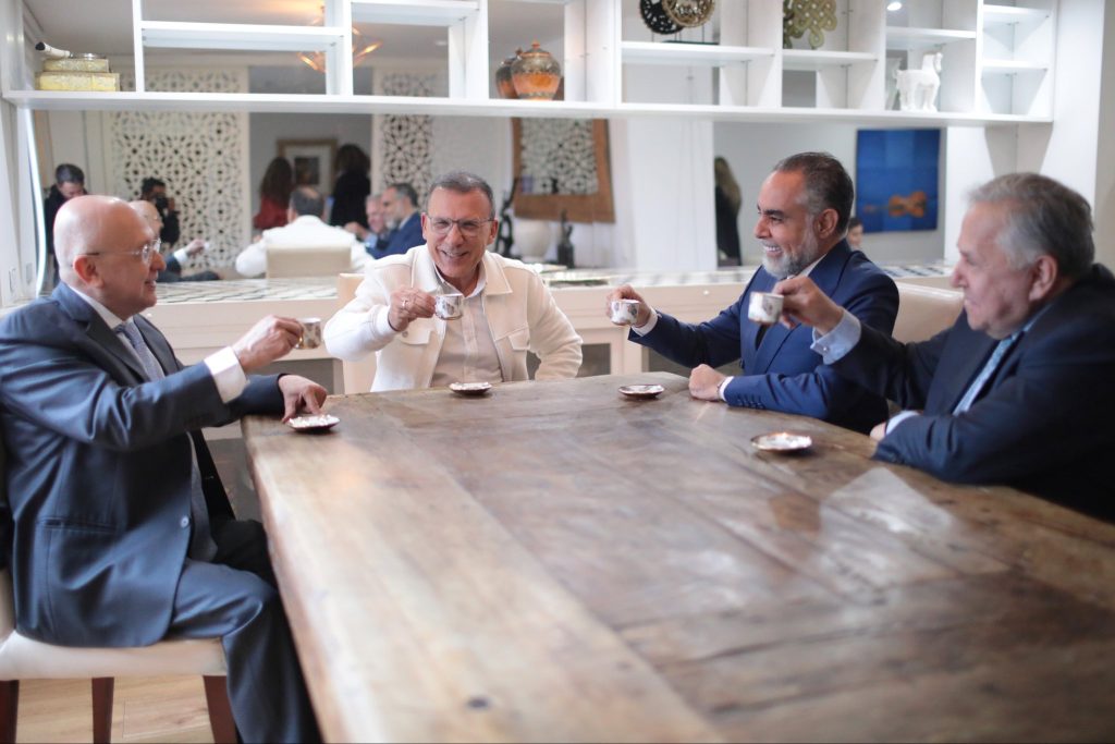 Montealegre y Benedetti sellan la paz con un café y un libro: “Él es un estoico” 1 G2rToJ XIAArrxO 1