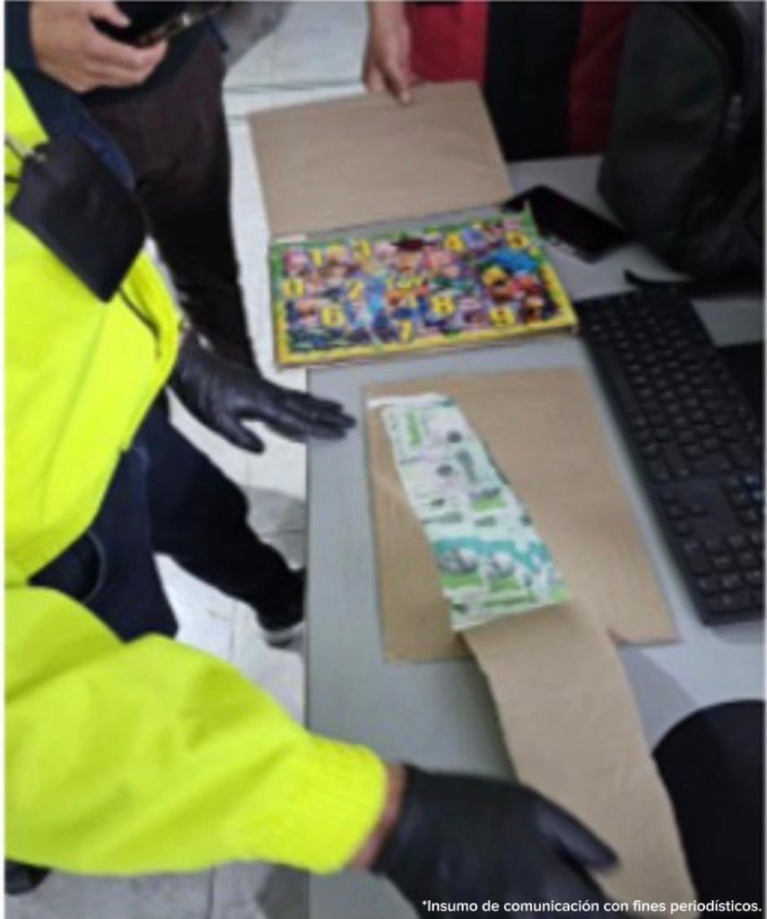 Cayó la peligrosa red ‘Los Nómadas’: enviaban millones en billetes falsos ocultos en rompecabezas 3 G4G BTLXkAAmEmt