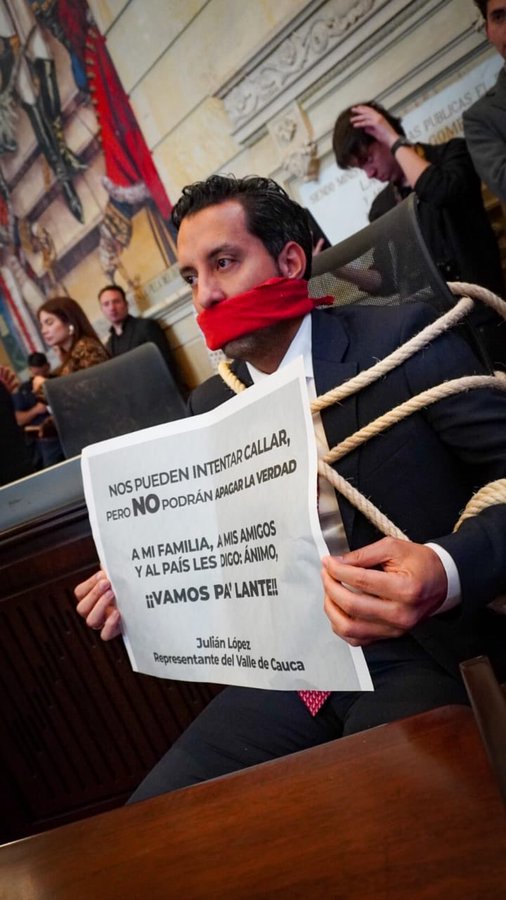 Presidente de la Cámara se amordazó y se ató a su curul en protesta por sanción de su partido 1 G4YPjRJWsAAO2Ou