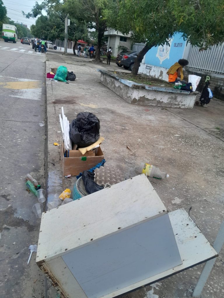 Estudiantes y docentes denuncian basurero frente a la I.E.D. Olaya en Barranquilla 2 Mas basura