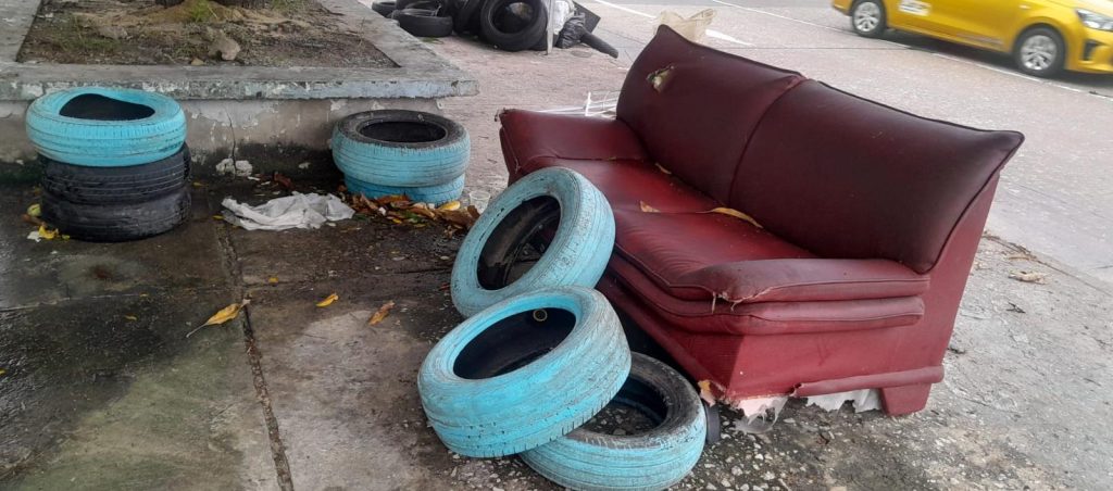 Estudiantes y docentes denuncian basurero frente a la I.E.D. Olaya en Barranquilla 3 Sofa 0