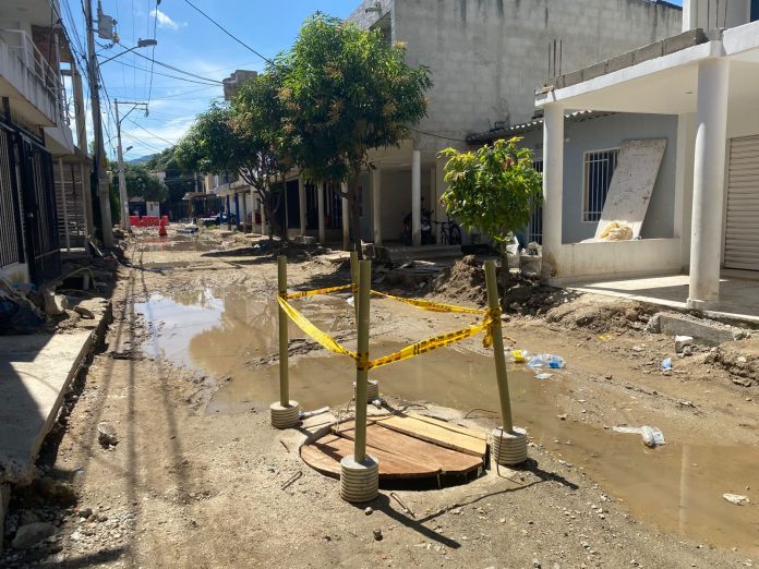“¡El pueblo no se rinde!” Comunidad de Tayrona y congresista Ingrid Aguirre exigen reanudar obras de ‘Mi Calle’ suspendidas por la Alcaldía de Santa Marta 3 WhatsApp Image 2025 10 28 at 14.07.07 696x522 1