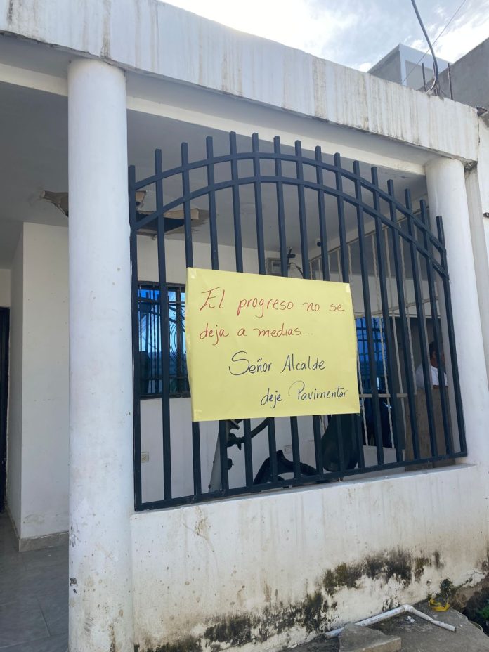 “¡El pueblo no se rinde!” Comunidad de Tayrona y congresista Ingrid Aguirre exigen reanudar obras de ‘Mi Calle’ suspendidas por la Alcaldía de Santa Marta 1 WhatsApp Image 2025 10 28 at 14.07.08 2 696x928 1