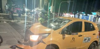 Choque en Barranquilla: Taxi y moto colisionan dejando dos heridos en la Carrera 14 con Cordialidad