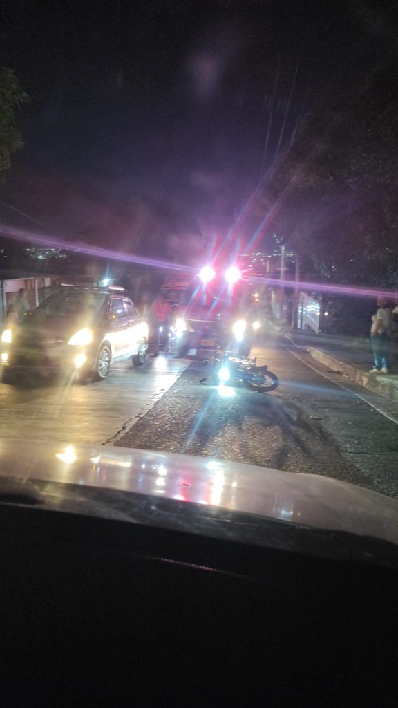 Motociclista cayó en la Loma de La Manga tras esquivar un hueco: terminó herido y trasladado a un centro asistencial 1 ccb2f2ab 64c7 46d6 8362 108632d38c16