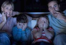familia mirando pelicula de terror 696x392 1