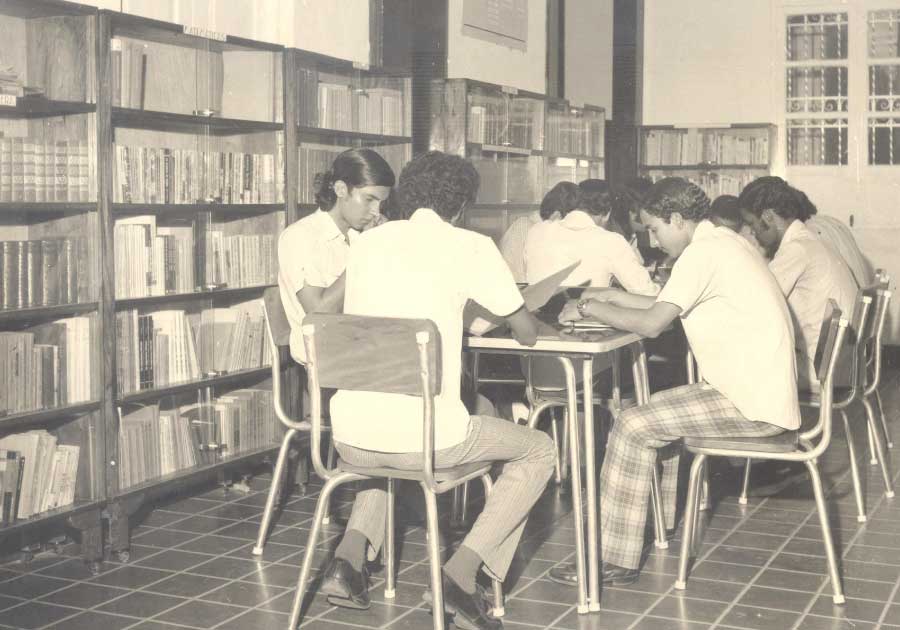 Unisimón celebra 53 años: expansión histórica, nueva sede en Puerto Colombia y más de 130 programas vigentes 2 1973 foto primera biblioteca