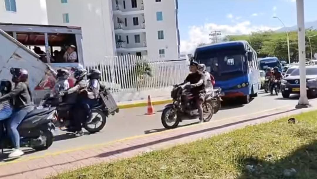 Brisa fuerte en Santa Marta desprende el techo de una chiva rumbera en pleno recorrido turístico 1 6331ef8e a773 4c6c 97e4 713258168e20