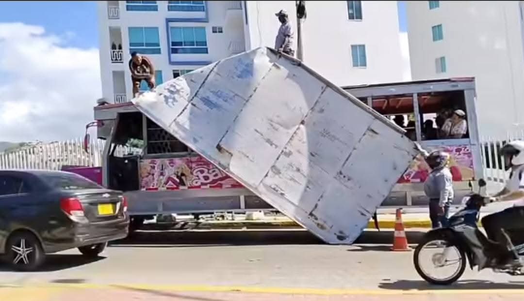 Brisa fuerte en Santa Marta desprende el techo de una chiva rumbera en pleno recorrido turístico 2 85e8e75c 021b 41d8 9796 2d5bf4746006