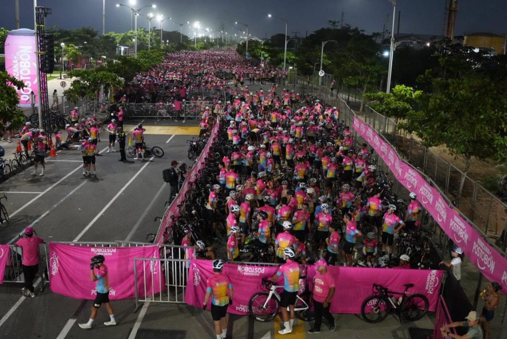 Ciclistas listos para arrancar la carrera