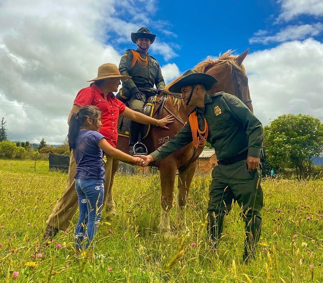 Los carabineros que recorren las veredas de Bolívar a lomo de caballo 2 dfab405d 7d81 4482 bef4 c0603a706255