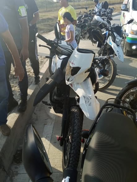 Dos heridos tras violento accidente de moto en la vía Platanal, camino a la Circunvalar 1 596774815 122218202816309507 9028368441606699047 n