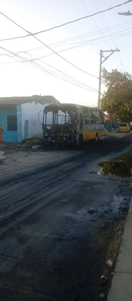 Bus de transporte público se incendió en la madrugada en Bellavista, Malambo y quedó en pérdida total 1 605158314 1185002920492378 6548973262442353392 n 1