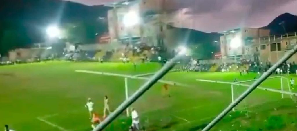 Ataque armado sacude estación de Policía en Suárez, Cauca: pánico entre los habitantes 1 Cancha de Suarez 0