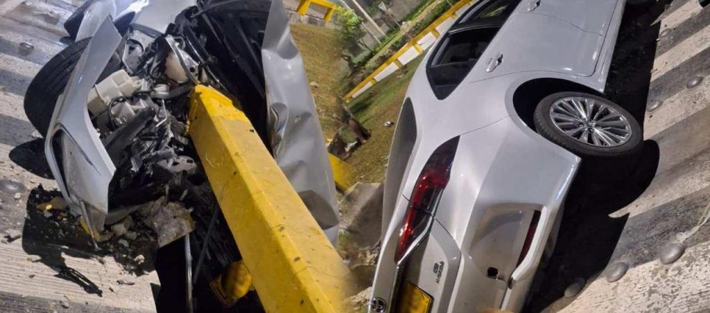Video capta fuerte choque en Las Flores: menor tomó el carro familiar sin permiso y terminó contra una rotonda 1 Rotonda 0