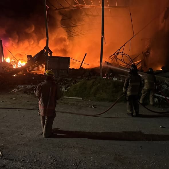 Incendio arrasó con fábrica de colchones en Malambo durante la madrugada del 31 de diciembre 1 607694883 1365130582293879 2024798585584522908 n