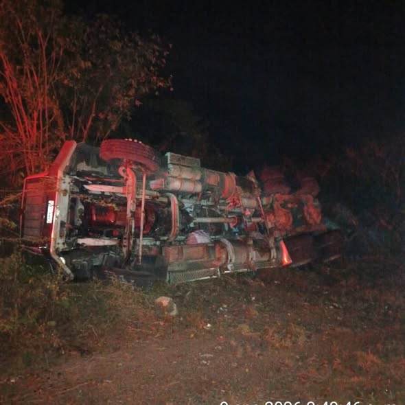 Volcamiento de tractocamión de carbón en Magdalena deja solo daños materiales 2 613109625 122285501840024532 541203202476557686 n