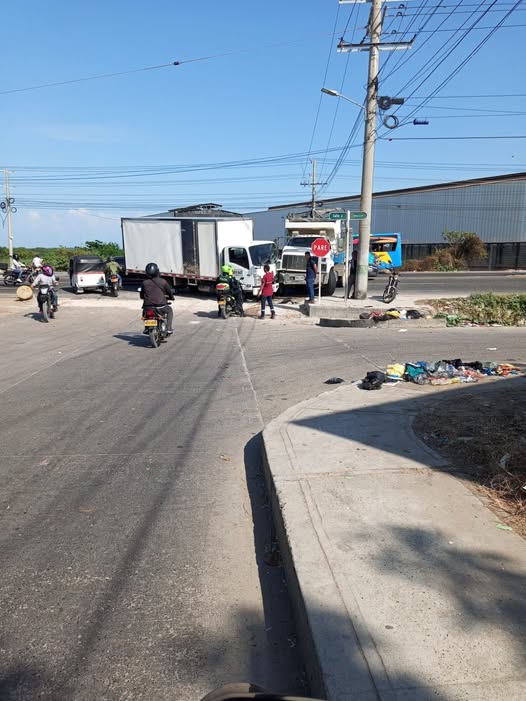Accidente entre camión y vehículo tipo volteo genera congestión en la vía Oriental, en Malambo 1 621254916 1206482028344467 8703197295634811632 n