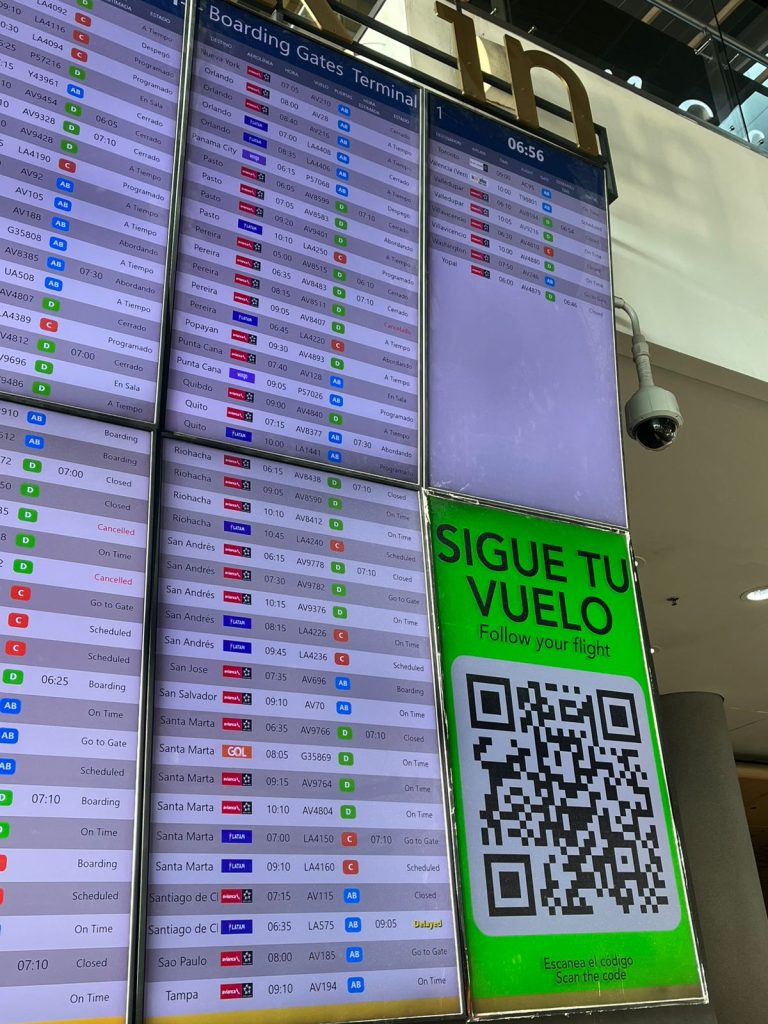 Caos aéreo en El Dorado: 29 vuelos reprogramados y 4 cancelados por baja visibilidad 1 G DyyaVXEAAJXJo