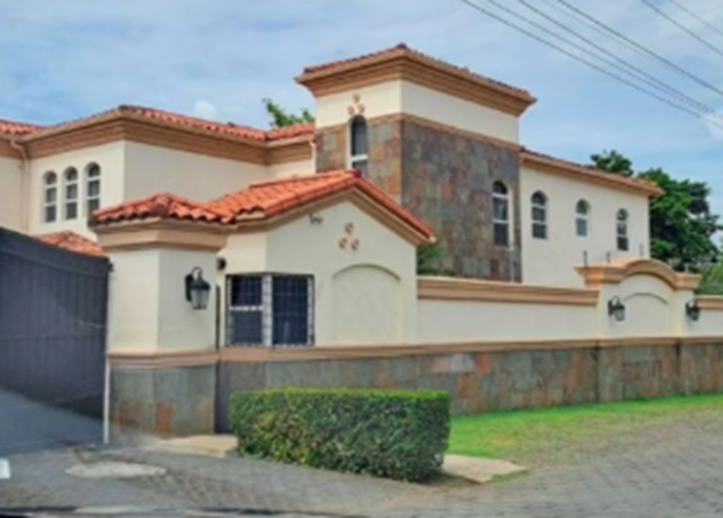 Revelan lujosa residencia en Managua donde viviría Carlos Ramón González, prófugo por caso UNGRD 1 G O5W8RWQAA7eb7 90