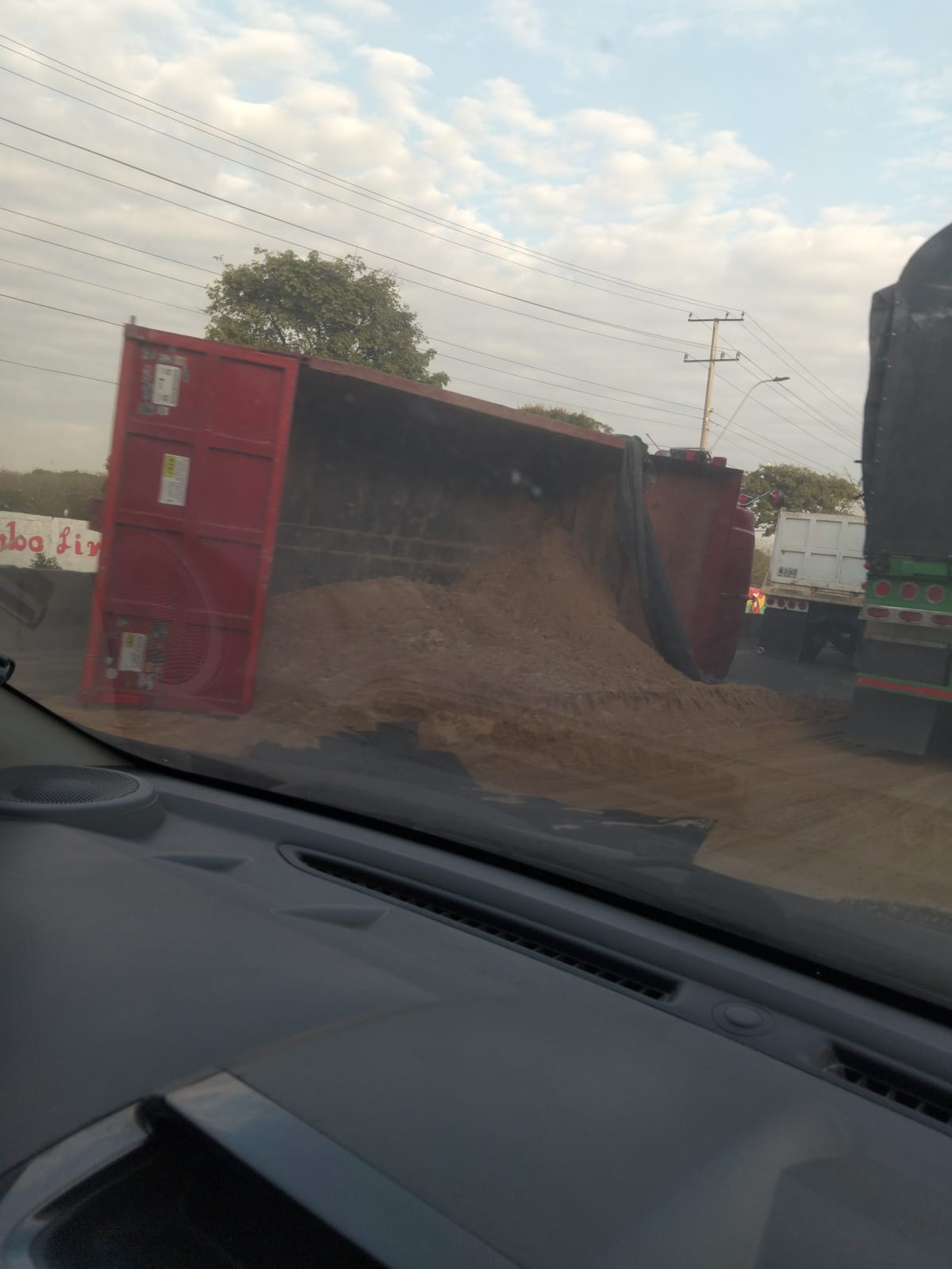 Volcamiento de volqueta genera fuerte congestión en la Vía Oriental, a la altura de Malambo 1 ced54eb2 219d 45f8 a819 ab377c9f05d5