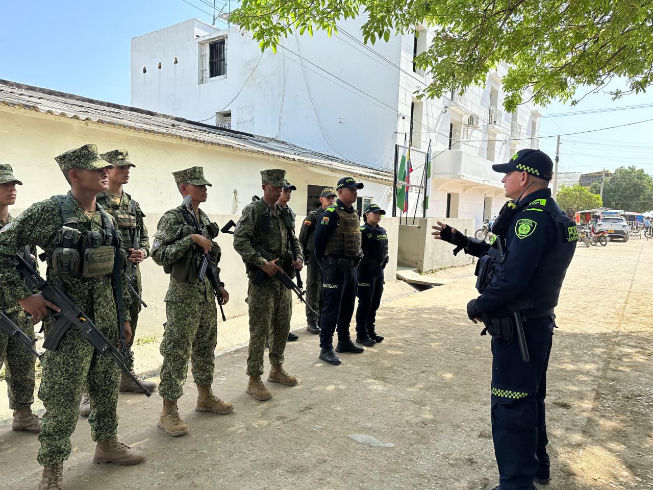 Policía e Infantería de Marina recorren barrios de Calamar para fortalecer la seguridad 7 079dcfdb 1077 4e0b b104 218e22b38a96